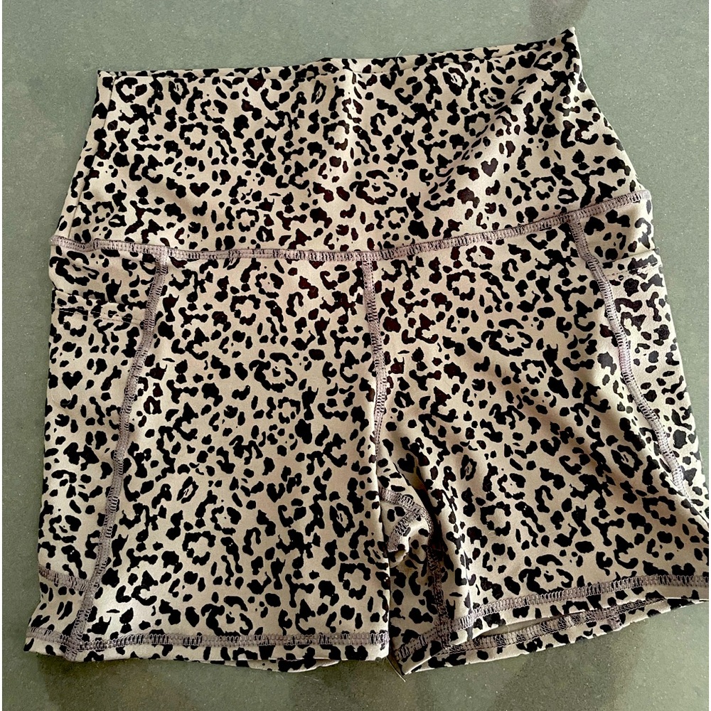 NWOT EVOLUTION & CREATION YOGA/BIKE SHORTS. Leopard print, side pockets, size L!